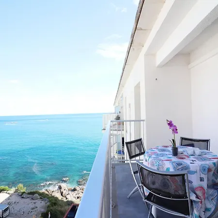 Apartament In With Balcony Roses